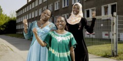 taz Panter Preis Nominierte 2014. Der Verein Women in Exile engagiert sich für die Rechte von geflüchteten Frauen. Die Vorsitzende Elisabeth Ngari (Mitte) und zwei ihrer Mitstreiterinnen, Damarice Okore (li.) and Fatuma Musa. Alle drei sind aus Kenia. V